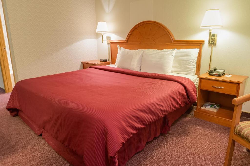 Postel nebo postele na pokoji v ubytování GuestHouse Inn Fife