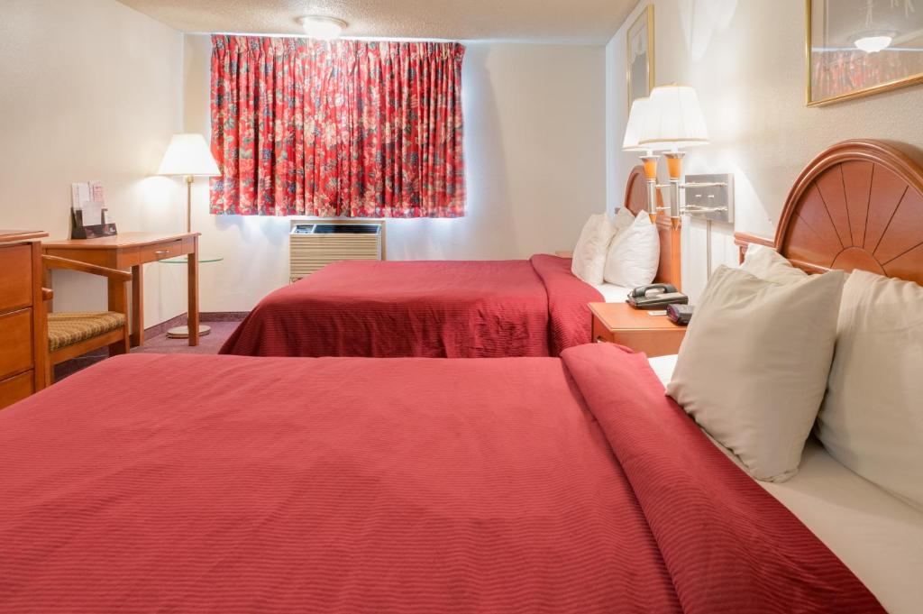 Postel nebo postele na pokoji v ubytování GuestHouse Inn Fife