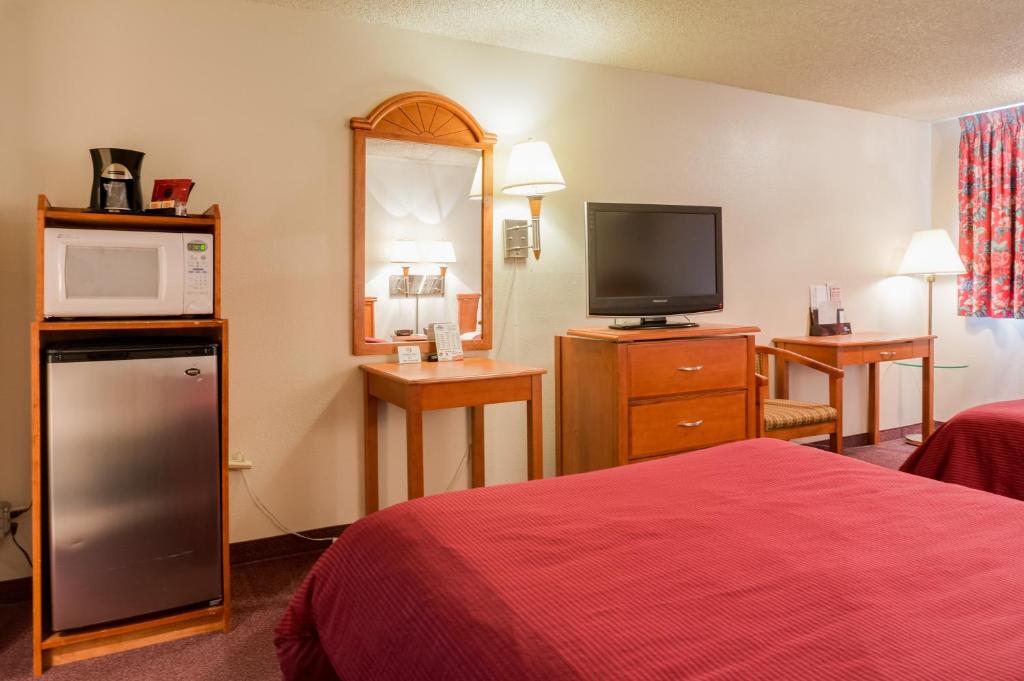 Postel nebo postele na pokoji v ubytování GuestHouse Inn Fife