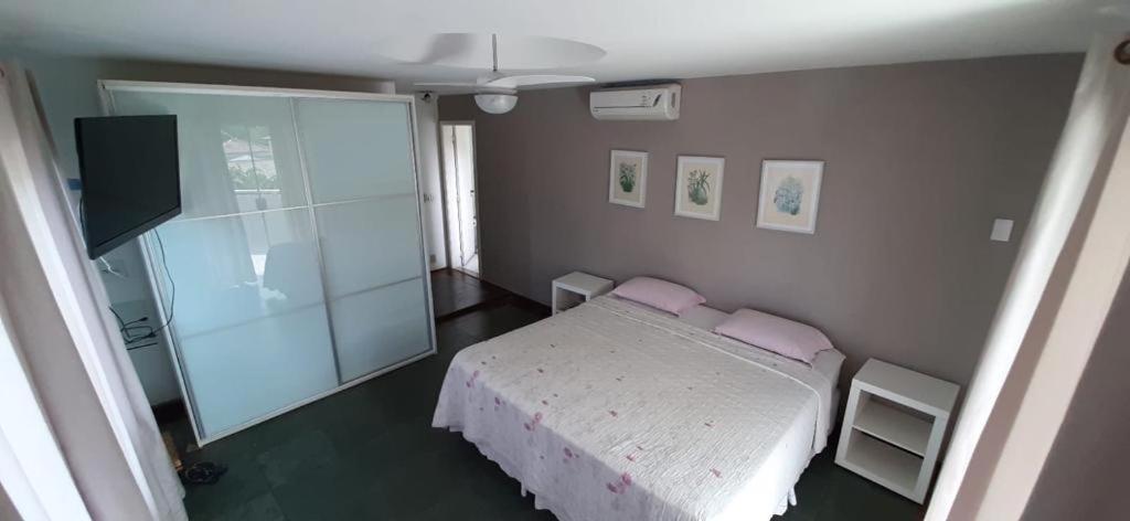  Casa com 5 suítes Cond no canto esquerdo Geribá