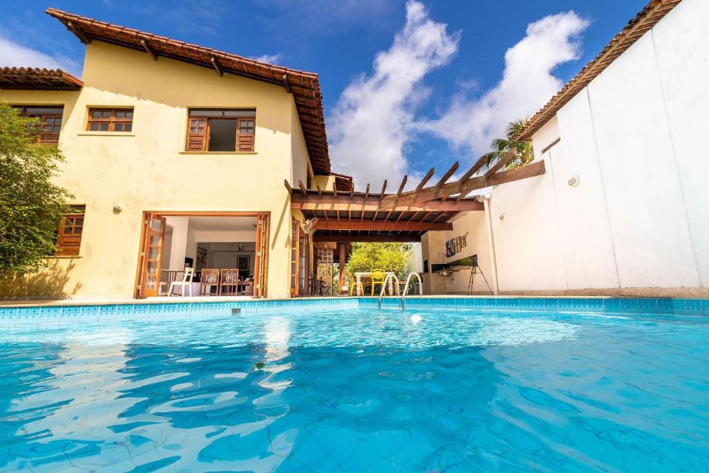 ein Pool vor einem Haus in der Unterkunft IP01 Casa 5 Suítes a 100m da Praia Pedra do Sal in Salvador
