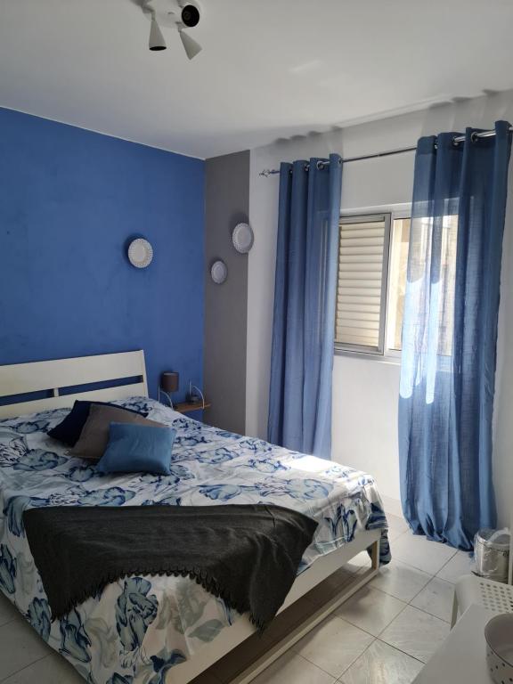Postel nebo postele na pokoji v ubytování Deluxe B&B "Casa Alegria", Tarrafal