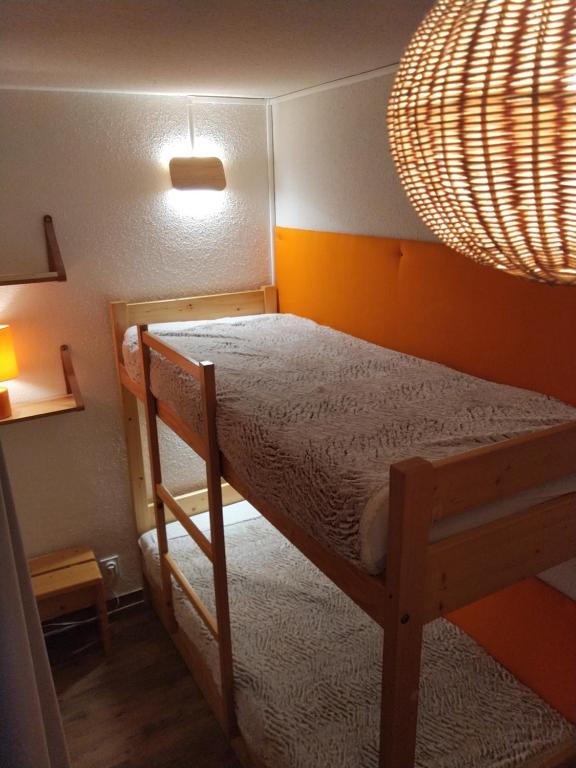- une chambre avec des lits superposés et une lampe dans l'établissement Appartement Tignes Val Claret sur les pistes, à Tignes