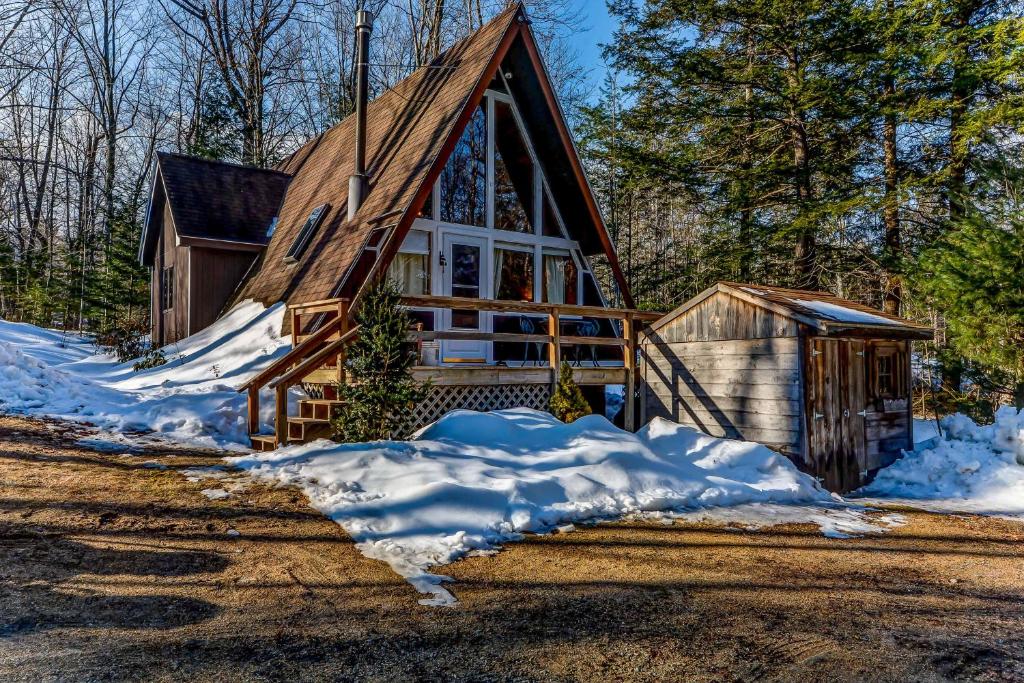 une cabine dans les bois dans la neige dans l'établissement 11 Island Drive, à Madison