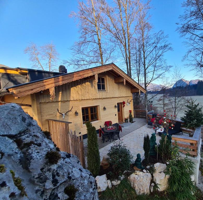 Una pequeña casa de madera con un patio enfrente. en Hilltop Appartement en Lofer