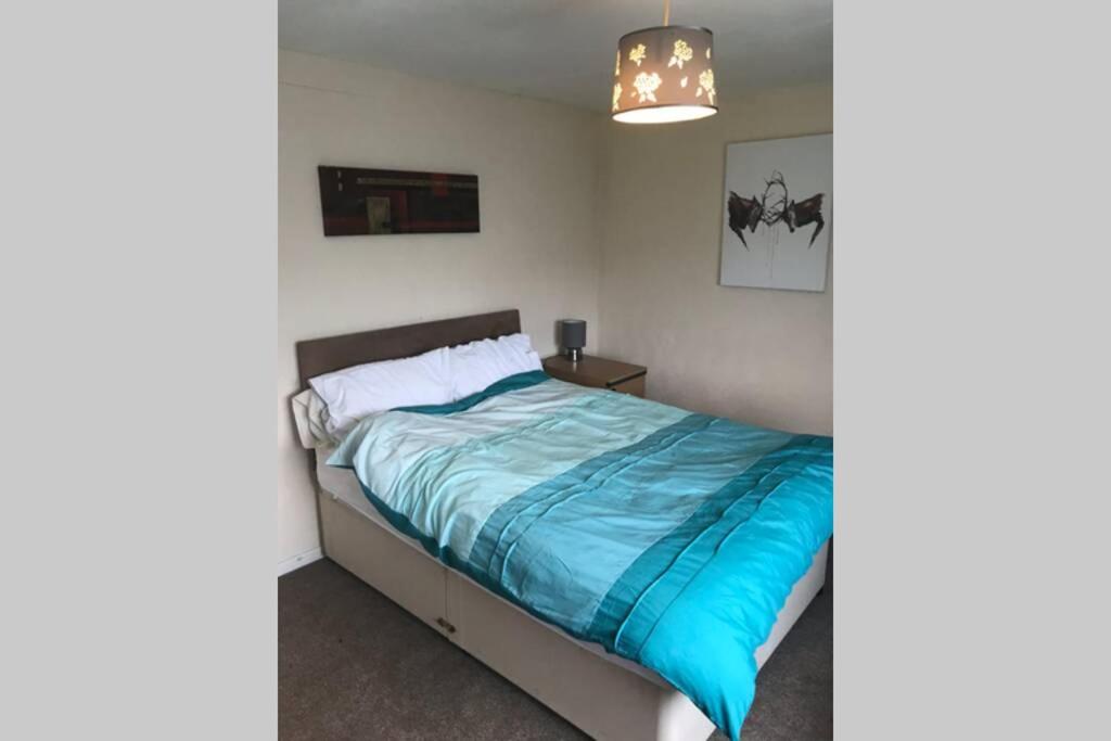 Cosy 3 bed flat - 6 mins to Liberty Stadium!