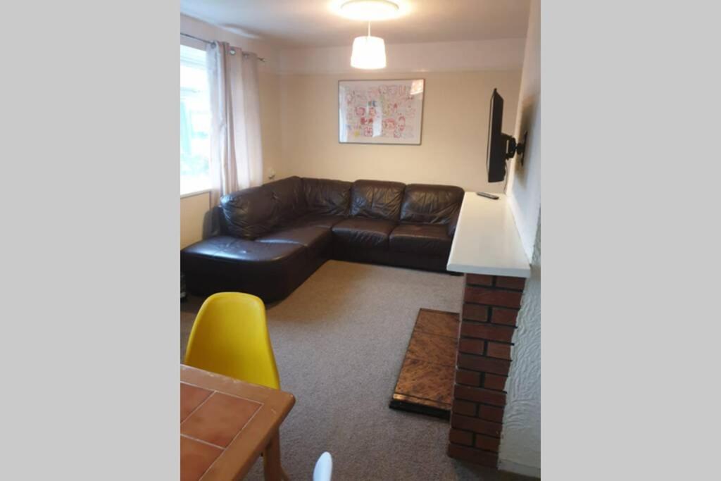 Cosy 3 bed flat - 6 mins to Liberty Stadium!