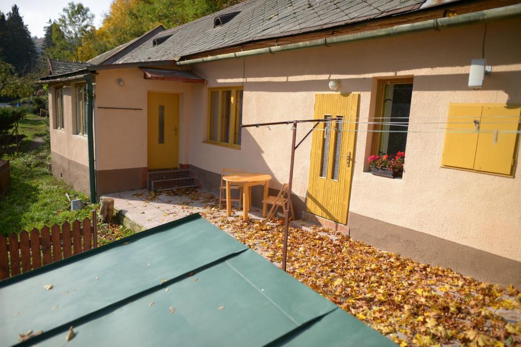 una casa con una mesa de ping pong delante de ella en Domček 555 en Banská Štiavnica