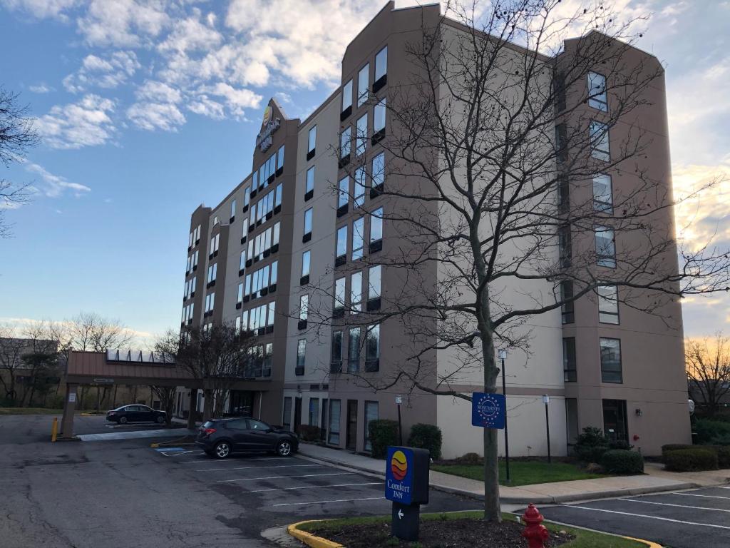 un bâtiment avec une voiture garée sur un parking dans l'établissement Comfort Inn Pentagon City, à Arlington