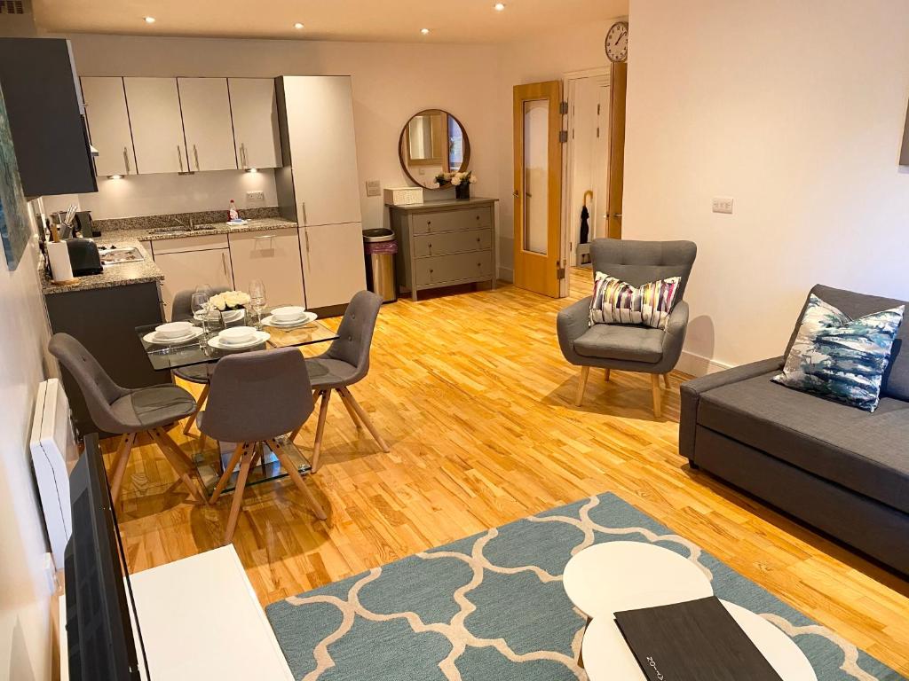 ein Wohnzimmer mit einem Sofa und einem Tisch in der Unterkunft Urban Living's - The Burley Luxury City Apartment in Oxford