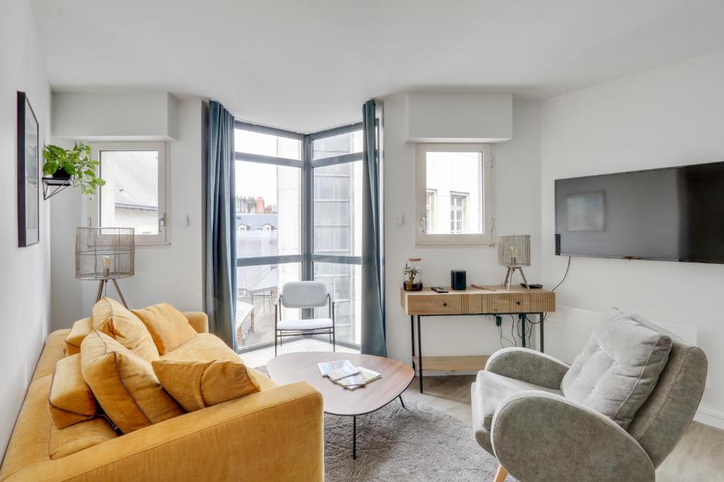 a living room with a couch and two chairs at Sublime duplex Nantes Cathédrale in Nantes