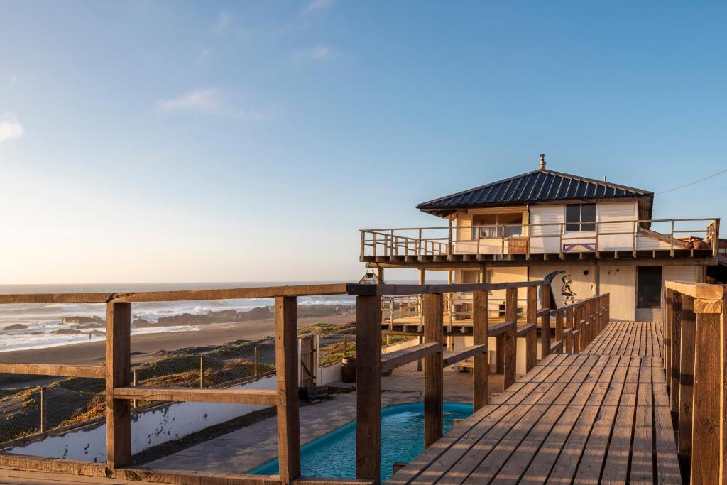una casa su un molo vicino alla spiaggia di Sudeste Hostel a Pichilemu
