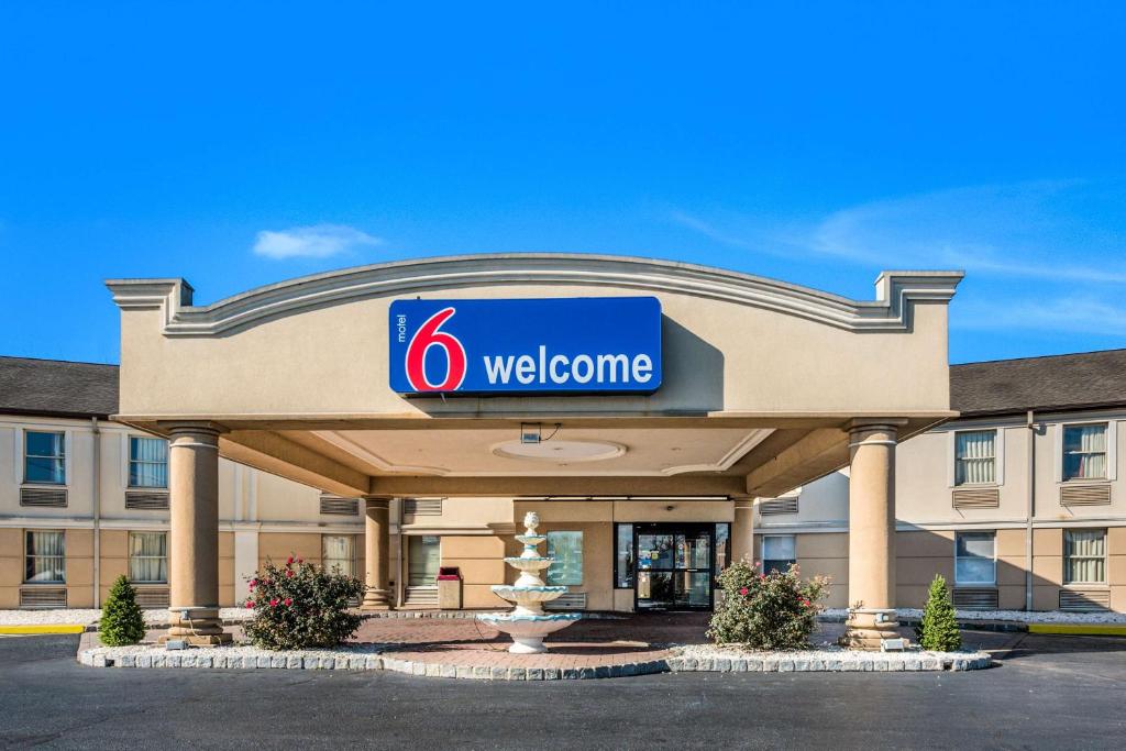 a welcome sign in front of a hotel at Motel 6-Levittown, PA - Bensalem in Levittown