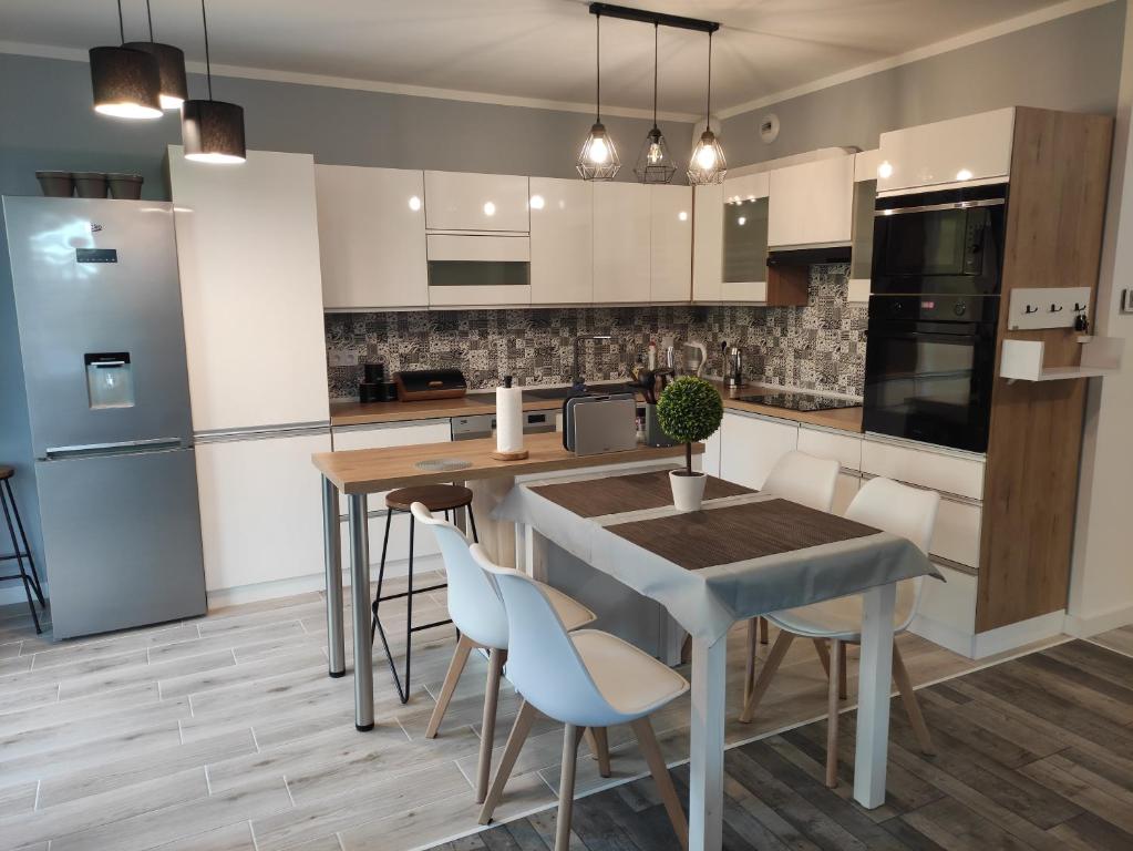 Kuchyňa alebo kuchynka v ubytovaní Apartament u Hippków