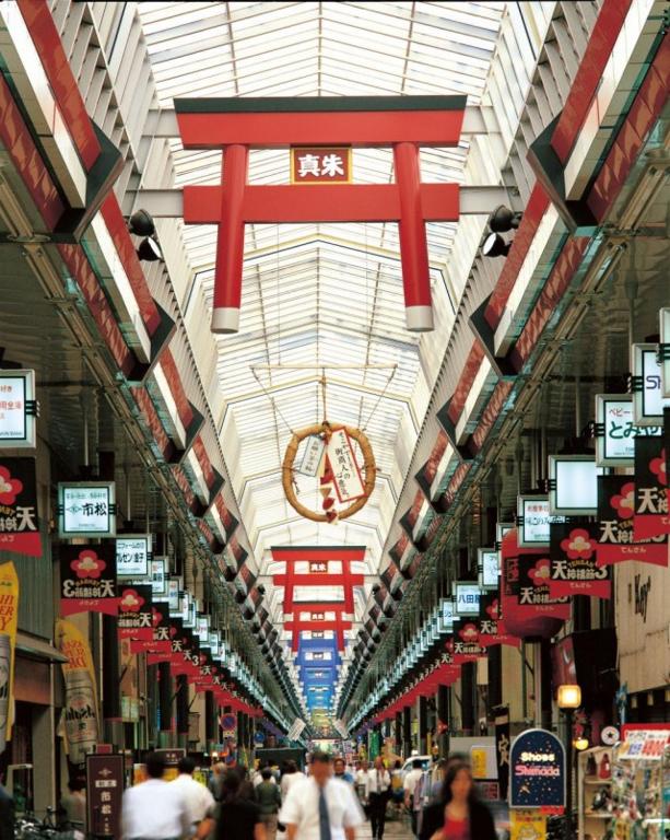 Supermarket nebo jiné obchody v  hotelu nebo okolí