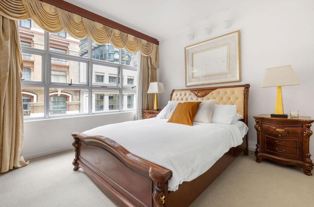 A Cozy & Spacious Apt for 6 Next to Darling Harbour房間的床