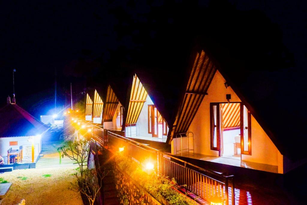 eine Gruppe von Gebäuden, in denen nachts Licht an ist in der Unterkunft Sun Colada Villas & Spa in Nusa Penida