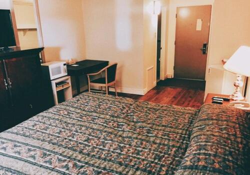 een hotelkamer met een bed en een bureau bij Hi Valley Motor Inn in Valleyview