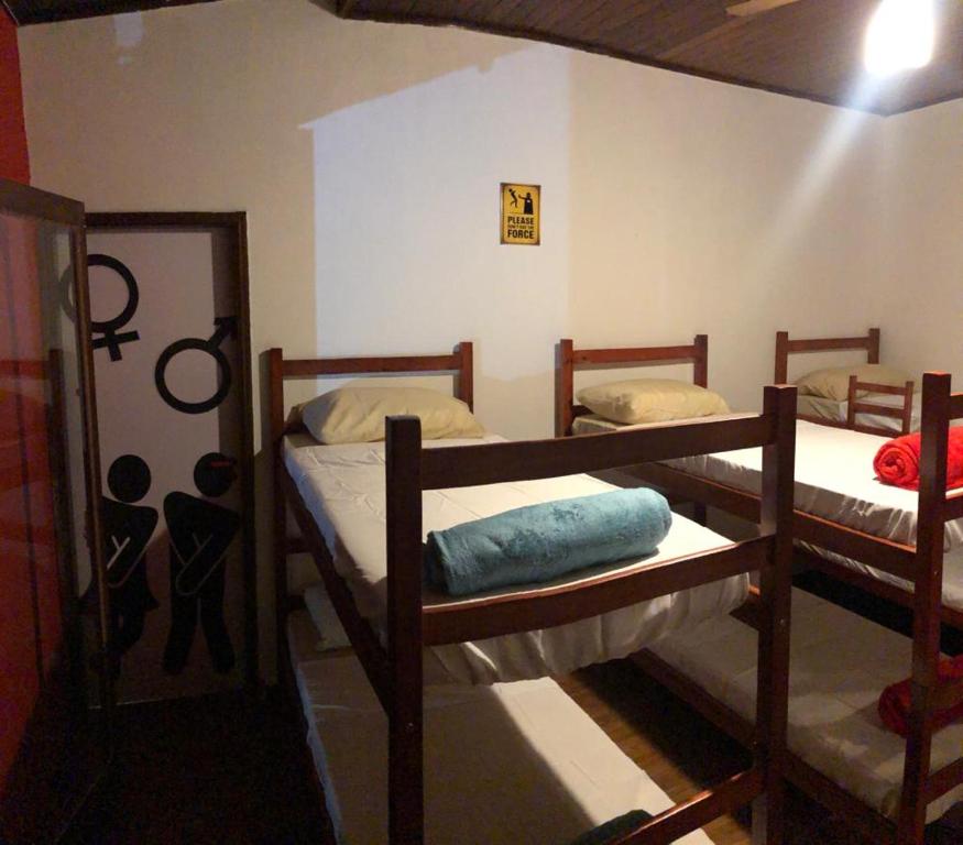 Двухъярусная кровать или двухъярусные кровати в номере Hostel 4 Elementos - 200 metros da Praia de Pernambuco e do Mar Casado