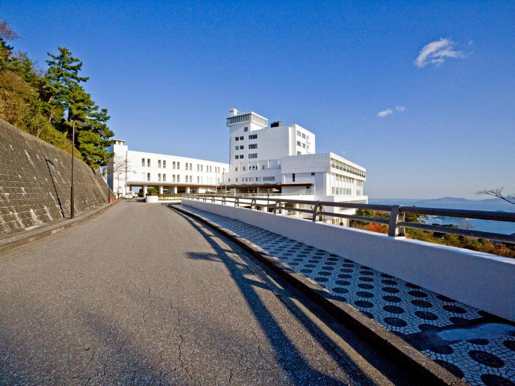 un edificio al lado de una carretera en Mikawa Bay Hills Hotel en Nishio