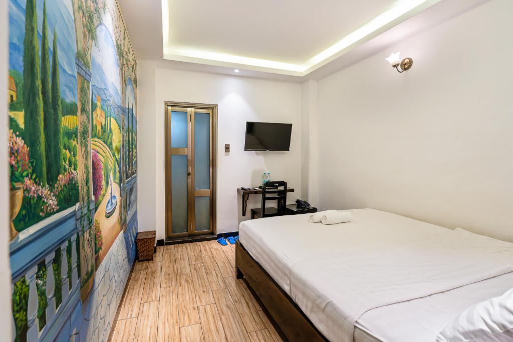 Giường trong phòng chung tại Lotus Laverne Hotel