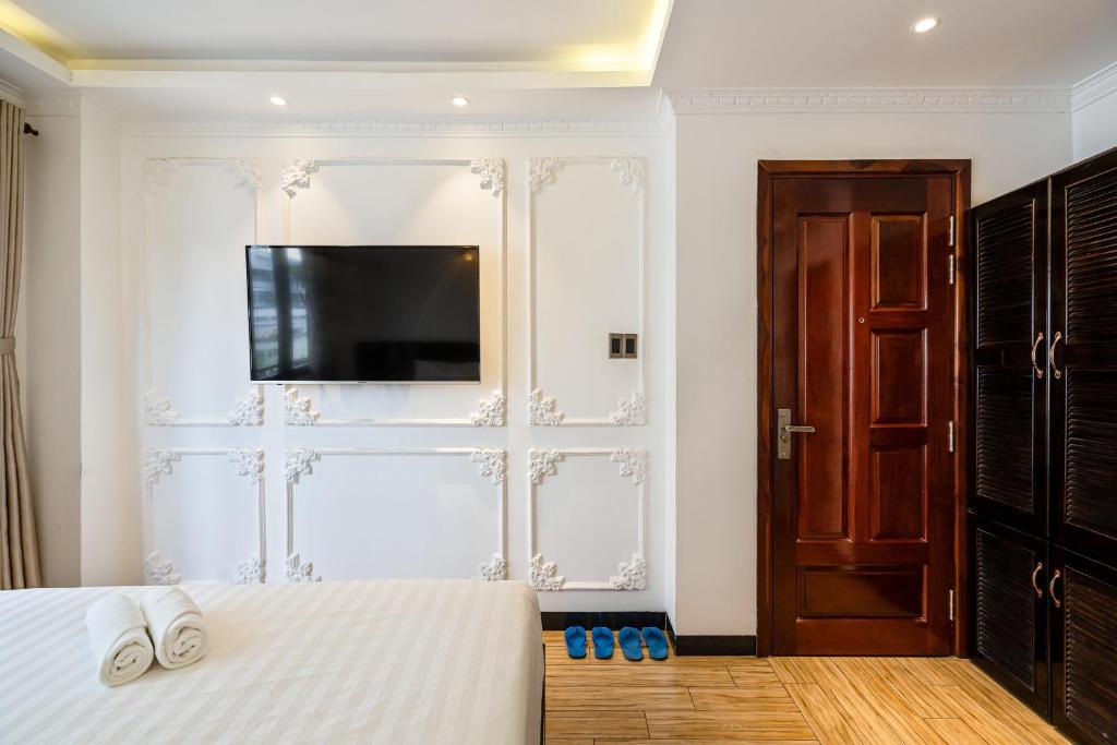 Giường trong phòng chung tại Lotus Laverne Hotel