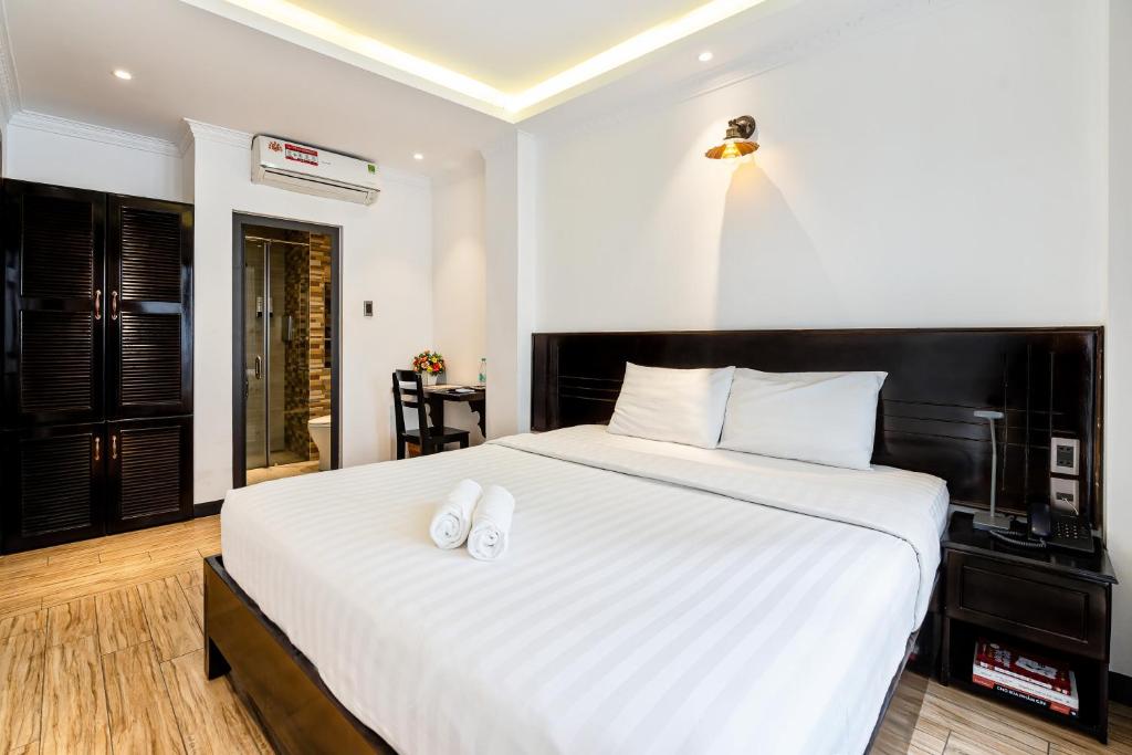 Giường trong phòng chung tại Lotus Laverne Hotel