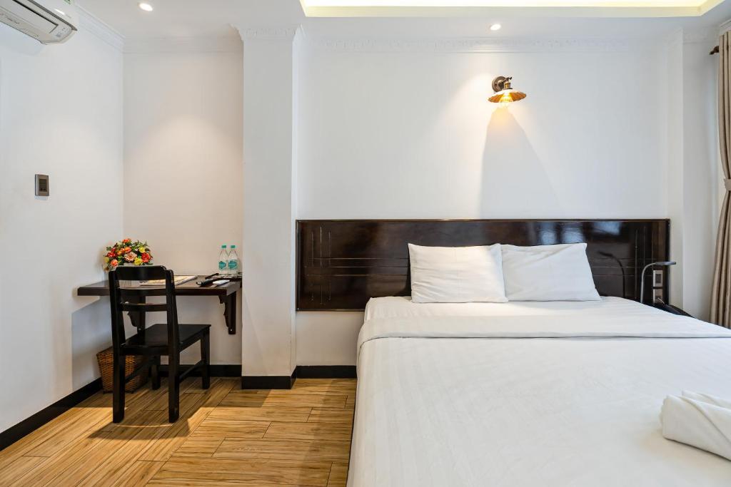 Giường trong phòng chung tại Lotus Laverne Hotel