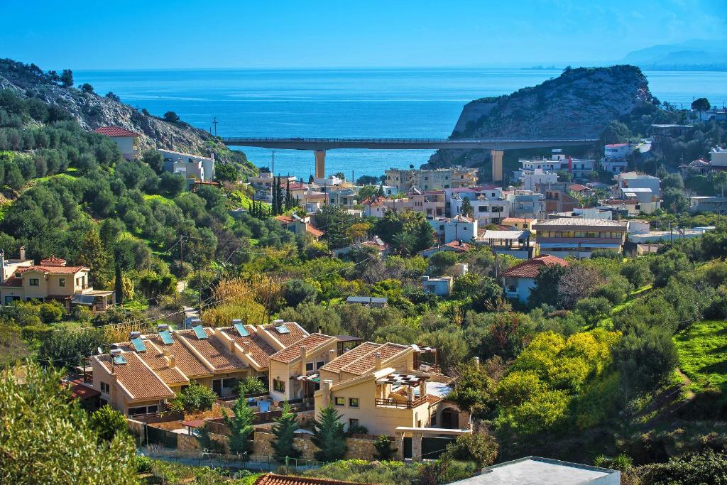 una città su una collina con case e un ponte di Elia Villas a Palaiokastro