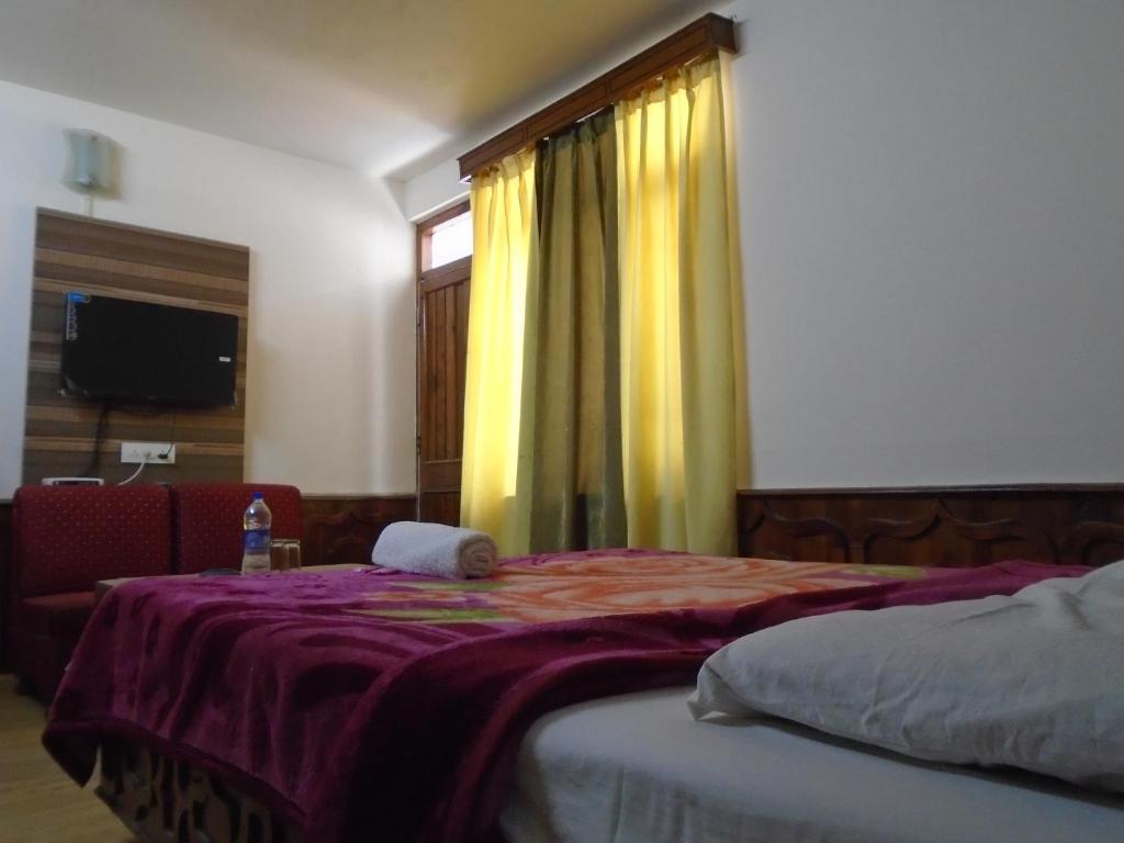 Postel nebo postele na pokoji v ubytování Hotel Magnolia Mallroad Manali