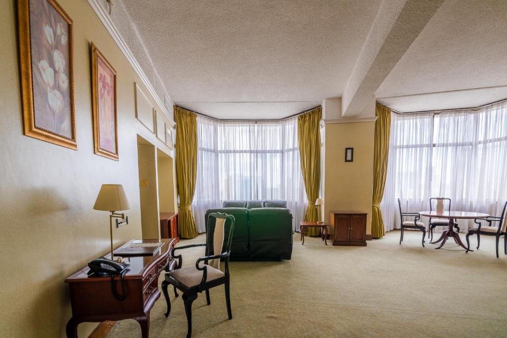 Posezení v ubytování Nairobi Safari Club by Swiss-Belhotel
