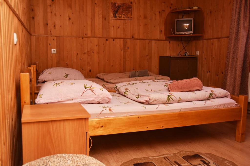 Postel nebo postele na pokoji v ubytování Guest House Mandrivnyi Rooms&Apartments