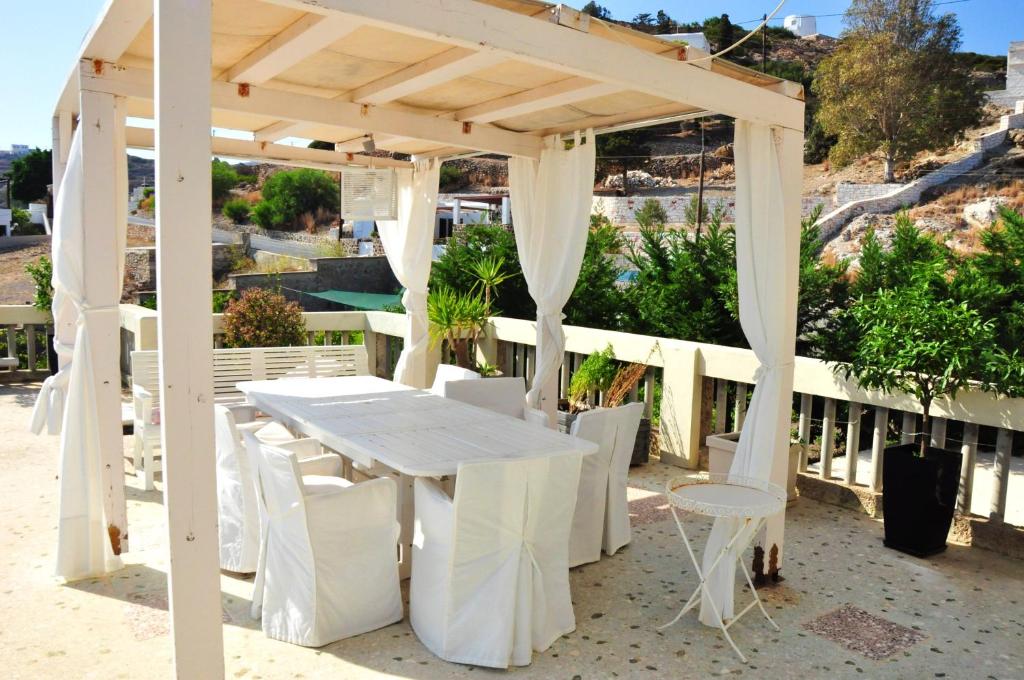 キモロスにある2 bedrooms appartement at Psathi 700 m away from the beach with sea view furnished terrace and wifiの白いテーブルと椅子