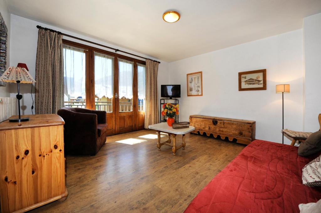 ein Wohnzimmer mit Sofa und Tisch in der Unterkunft Appartement moderne aux Menuires - 90 m² - Vue montagne in Levassaix