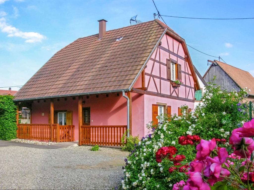 斯特哲茲的住宿－Maison de 3 chambres avec jardin clos et wifi a Stotzheim，粉红色的房子,有棕色的屋顶