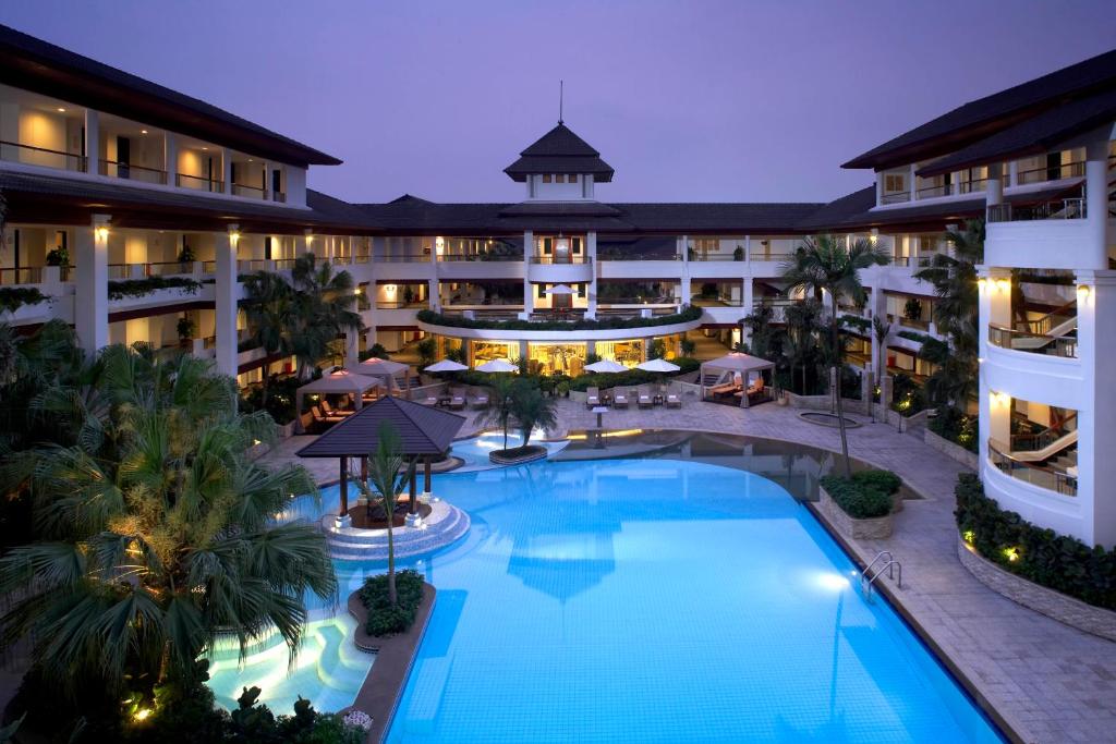 una vista aérea de un hotel con una gran piscina en Mission Hills Hotel Resorts Shenzhen, en Bao'an