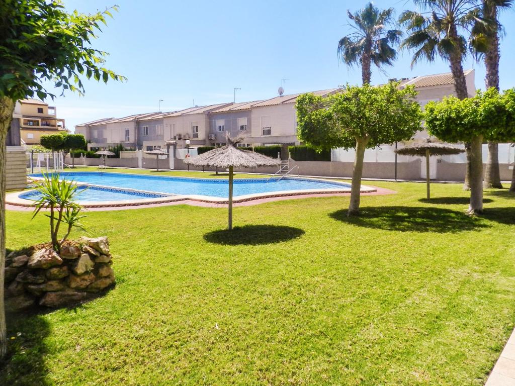 トレビエハにある2 bedrooms house with shared pool enclosed garden and wifi at Torrevieja 1 km away from the beachのギャラリーの写真