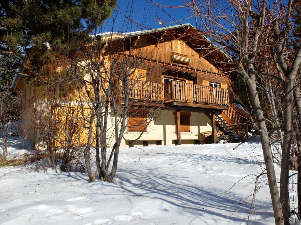 Chalet chaleureux à Saint-Chaffrey avec vue montagne et cheminée v zimě