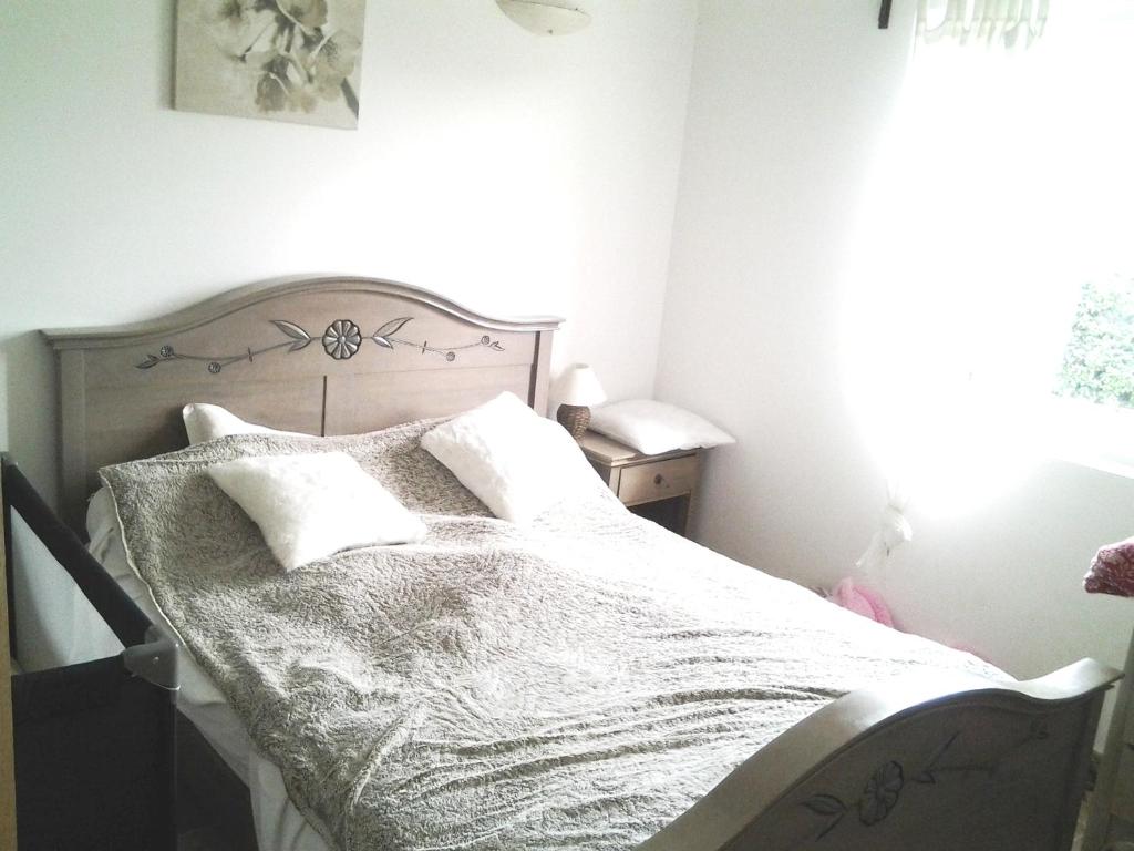 a bedroom with a bed with white sheets and pillows at Villa confortable avec piscine privée à Saint-Saturnin-lès-Apt in Croagnes