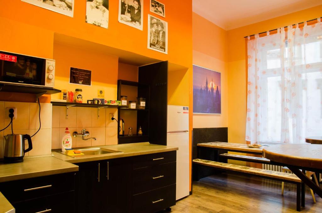 Kuchyň nebo kuchyňský kout v ubytování Best Spot Hostel