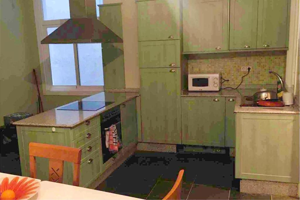 Kuchyňa alebo kuchynka v ubytovaní Spacious apartment in A Coruña 80 m² with parking