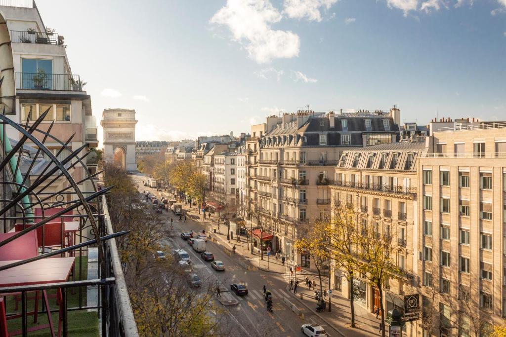 uma vista para uma rua numa cidade com edifícios em Elysées Ceramic em Paris