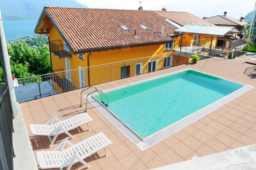 The swimming pool at or close to Lake View Apartment in Vercana, Shared Pool