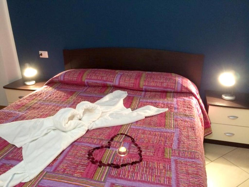 A bed or beds in a room at Lake View Apartment in Vercana, Shared Pool