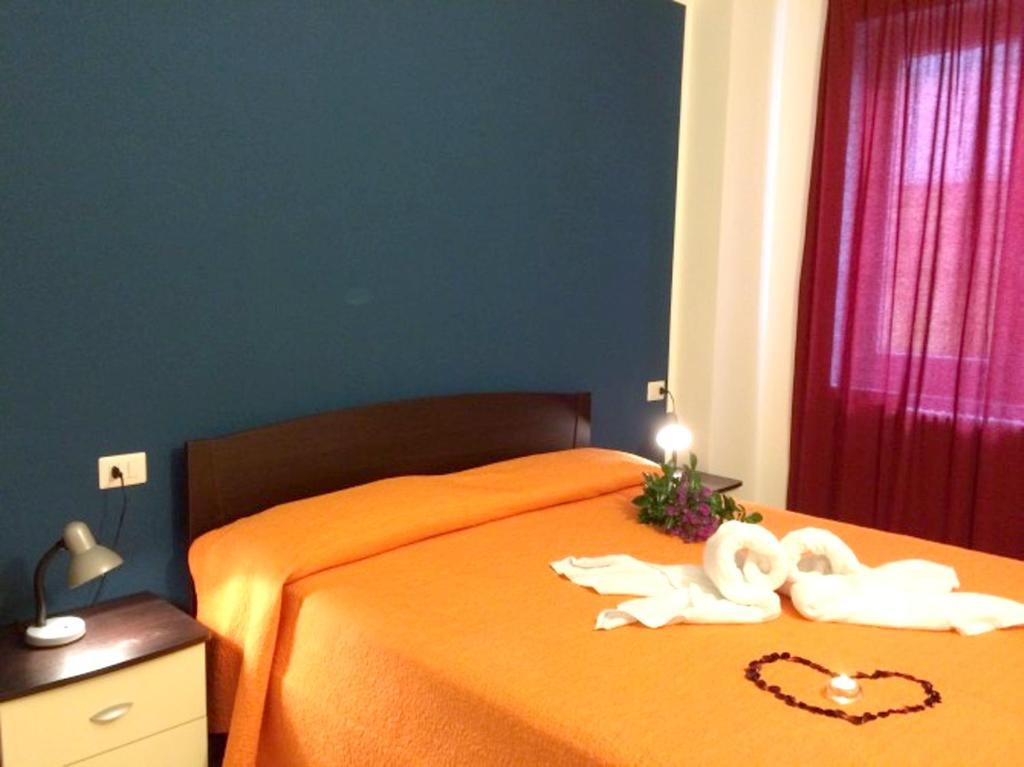 A bed or beds in a room at Lake View Apartment in Vercana, Shared Pool