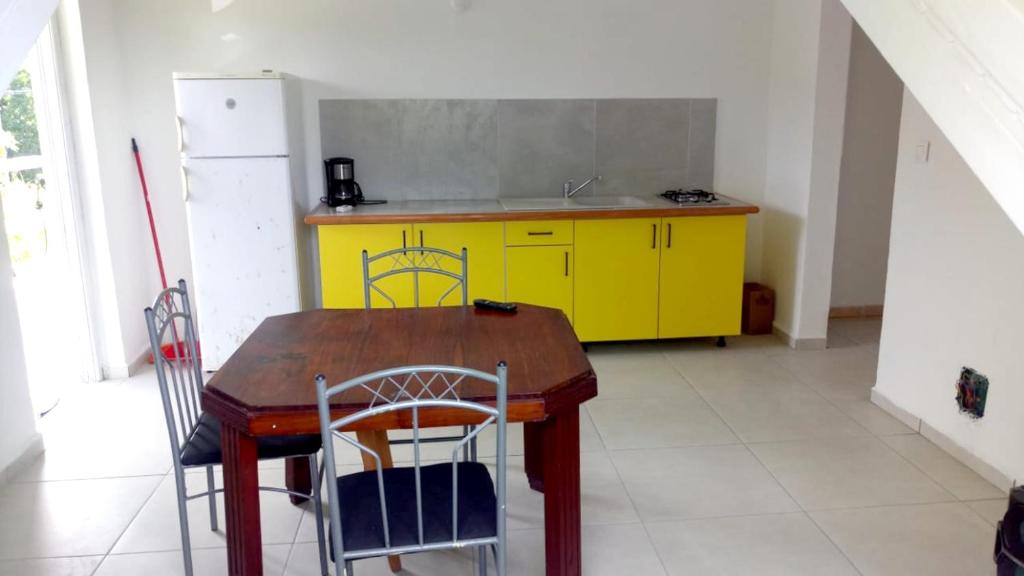 A kitchen or kitchenette at Appartement d'une chambre avec jardin amenage et wifi a Capesterre de Marie Galante a 4 km de la plage