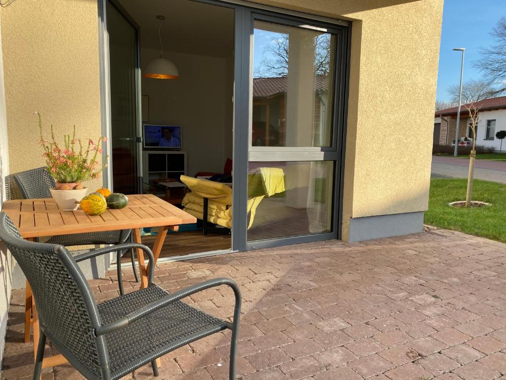 a patio with a table and chairs on a patio at Ferienwohnung Zum Kiessee in Schwarmstedt