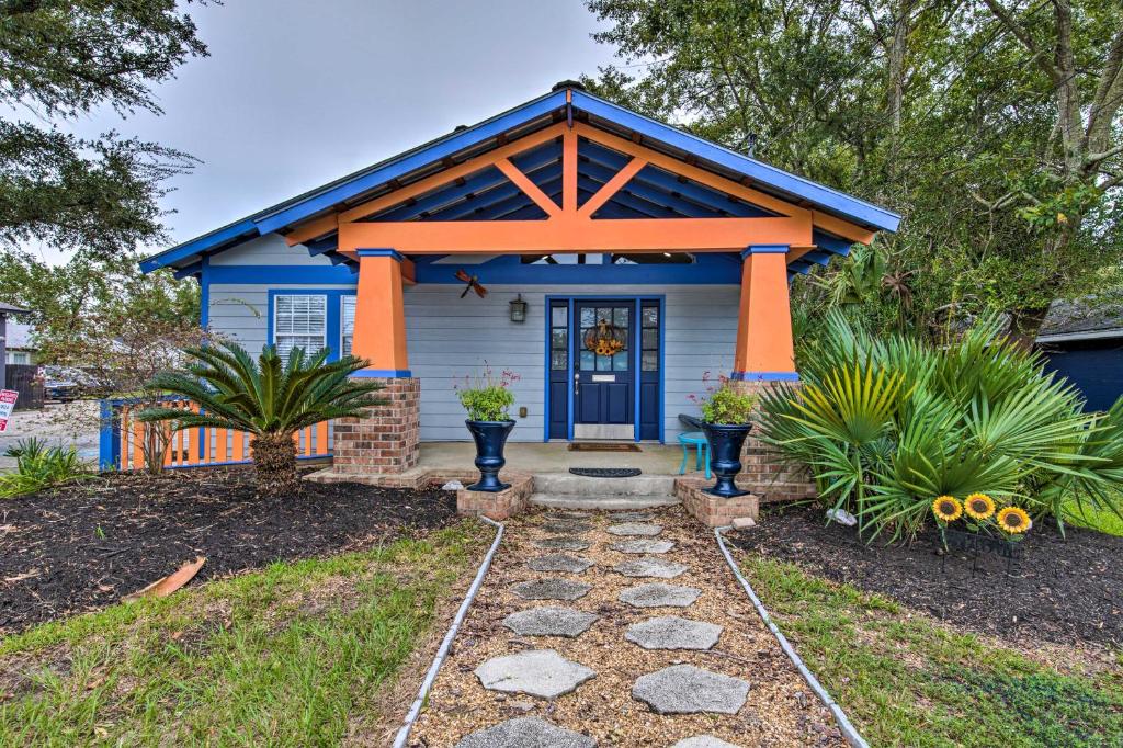 une maison bleue avec une porte d'entrée orange dans l'établissement Downtown Ocean Springs Duplex with AandC 1 Mi to Beach, à Ocean Springs