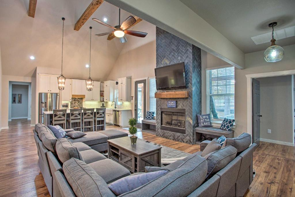 Hawk CoveGame Room and Lake Tawakoni Access Family Getaway!的带沙发和壁炉的客厅