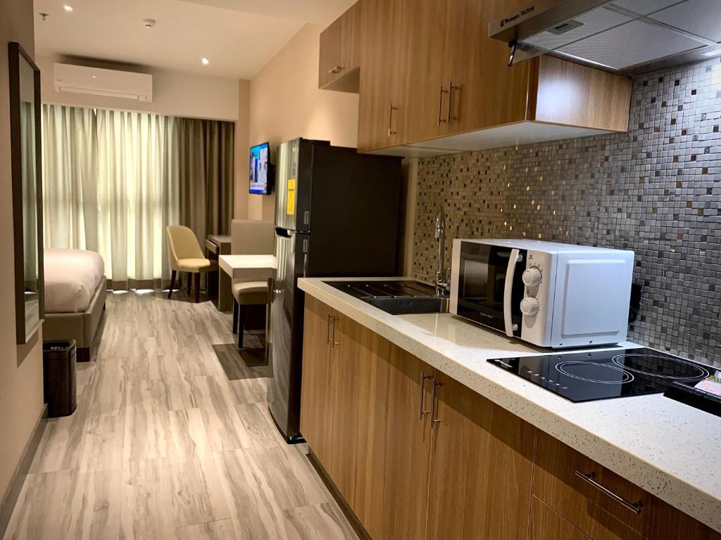 Kuchyň nebo kuchyňský kout v ubytování Capitol Hill Hotel and Suites